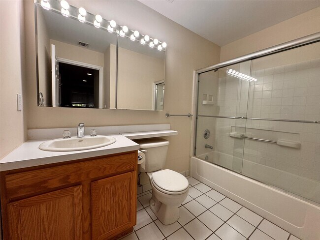 Building Photo - 854 Verona Dr