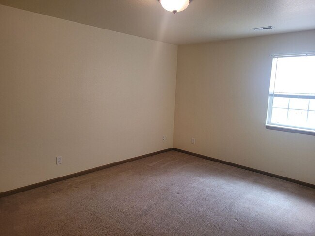 Building Photo - 16880 Huntington Ln
