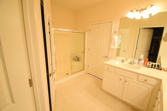 Building Photo - Beautiful 3BR 2BA Condo • Granite Kitchen • Balcony & Pool • Furnished 4th-Floor End Unit Condo i...