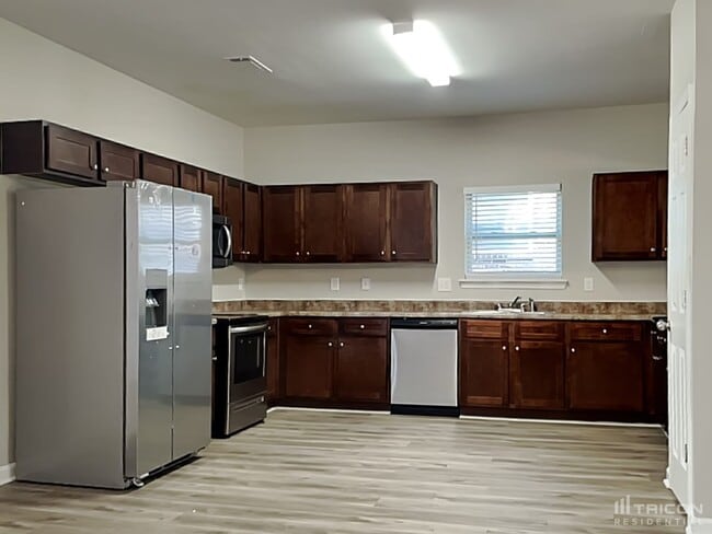 Building Photo - 528 Tulip Ln