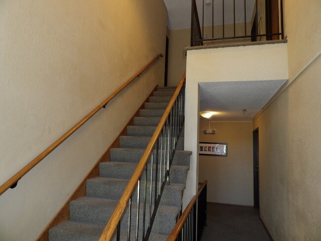 Building Photo - 6095 Courtly Alcove
