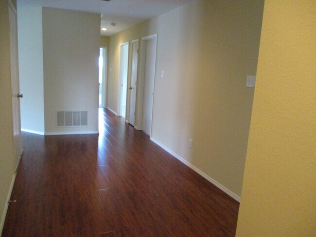 Building Photo - $1995 / 4br – 1760 ft2 - 4/2/2Ready to move in Woodland Creek Addition (Royse City)