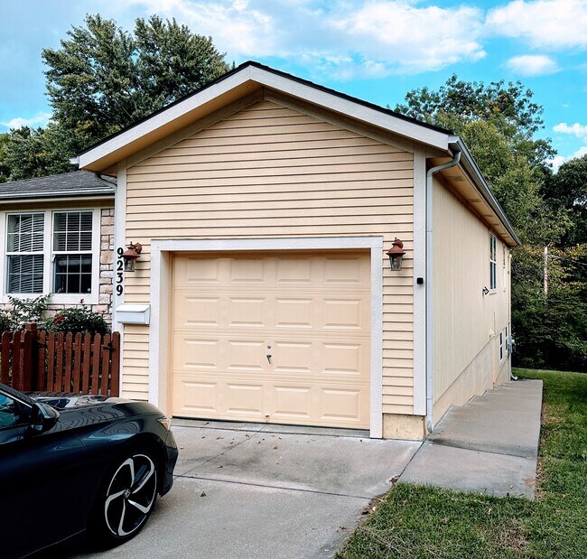 Garage - 9239 Walnut St