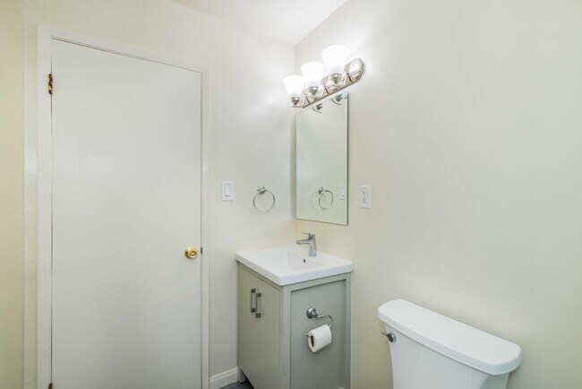 Building Photo - Top Floor 1BR/1BA. Renovated! DISHWASHER! ON-SITE LAUNDRY!