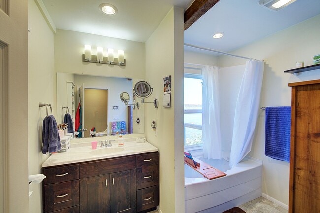 Building Photo - 3bd/2ba Burien House