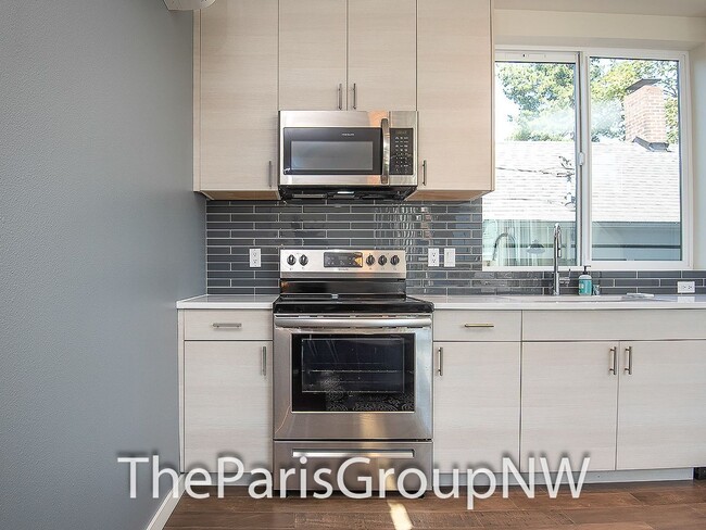 Building Photo - Modern Madrona 3BR TH * A/C!!* Big Open Sp...
