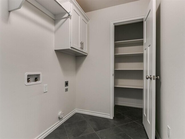 Building Photo - 561 Grand Sycamore Dr