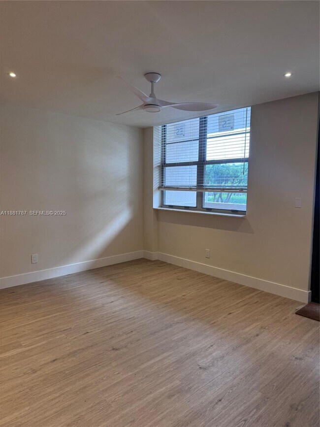 Building Photo - 90 Edgewater Dr