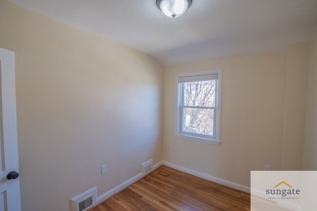 Building Photo - 1444 Meridene Dr