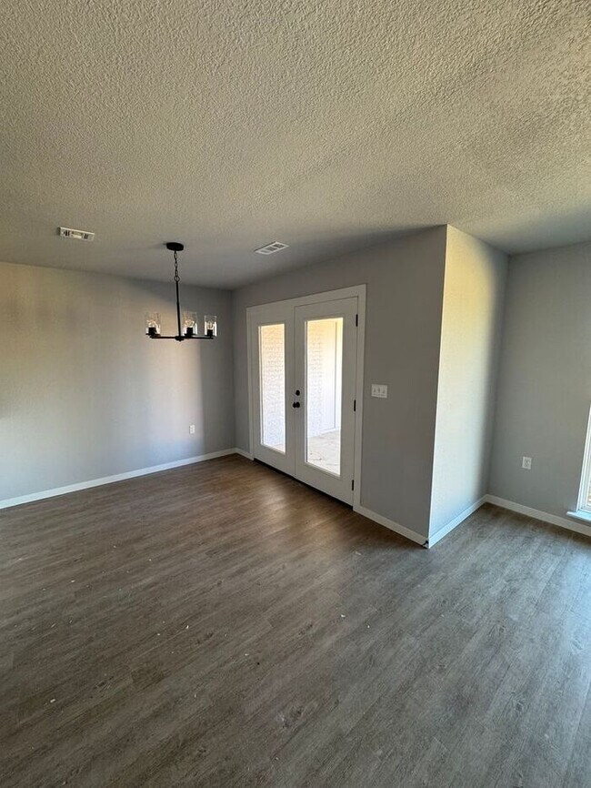 Building Photo - Newly Remodeled 2-Bedroom Duplex in Broken Arrow – Prime Location!