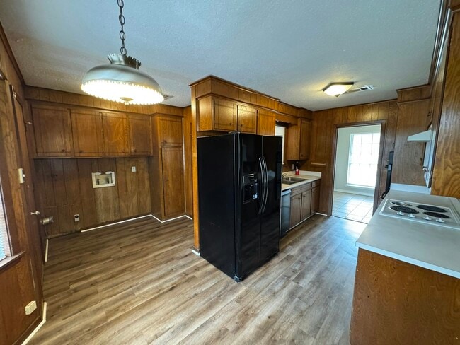 Building Photo - 1936 Longwood Dr