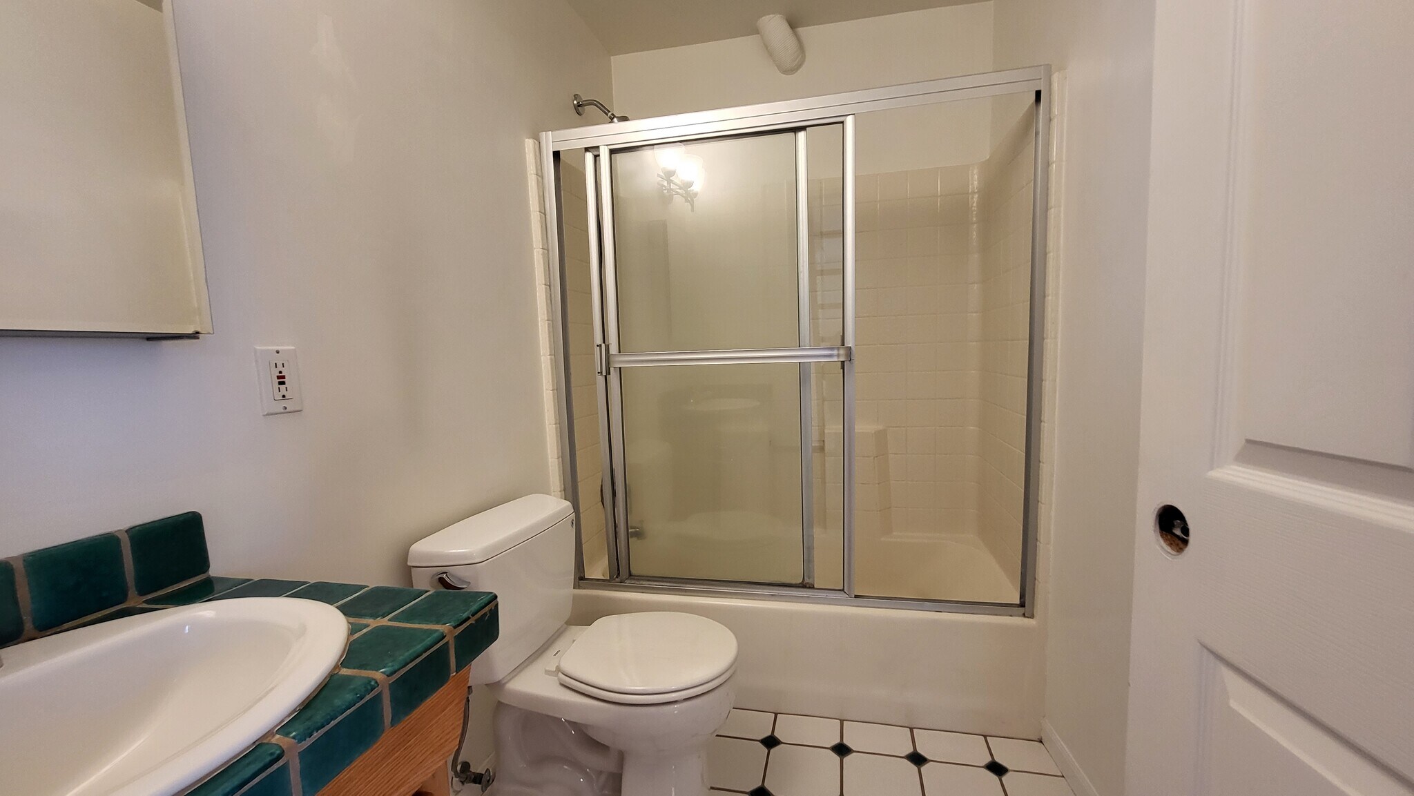 Tub, sink, toilet - 2807 2nd St