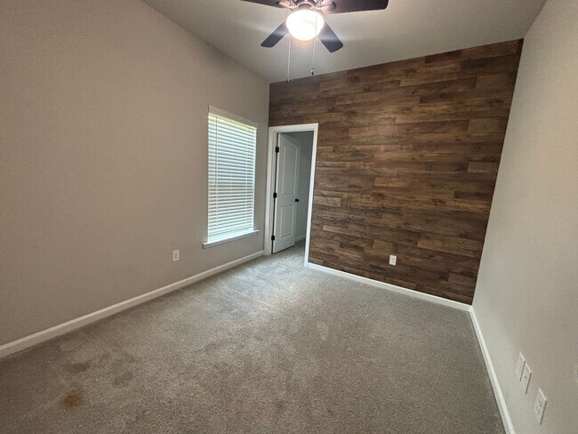 Building Photo - Great Starter Home in Gated Community