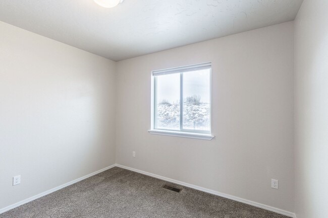 Building Photo - 3 bed 2 bath home