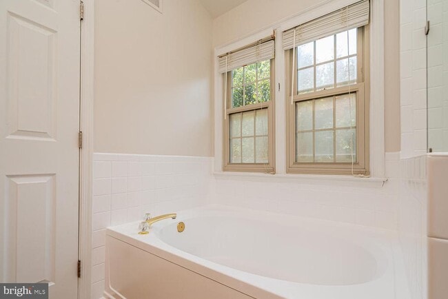 Building Photo - 1275 Quaker Hill Dr