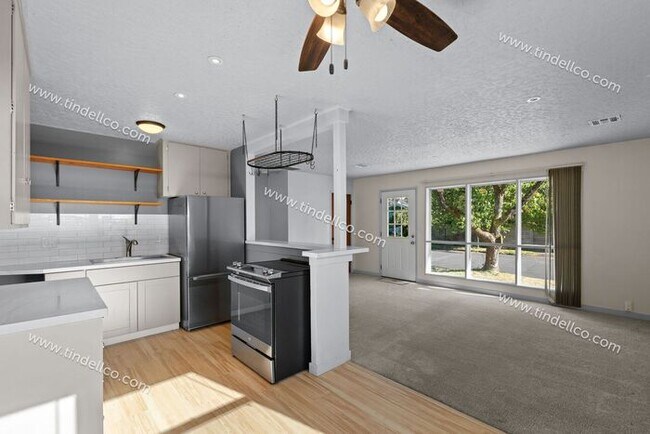 Building Photo - Charming 2-Bedroom Home with Fenced Yard in St. Johns - Pets Welcome!