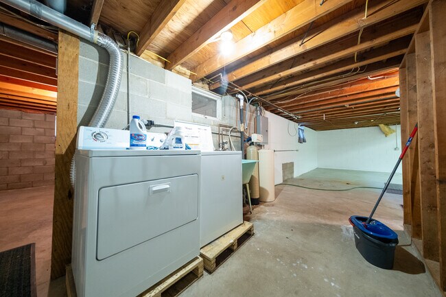 Building Photo - 14865 Damask Ave W