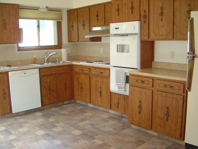 Building Photo - ADORABLE & READY TO RENT- 3 BED, 2 BATH BR...
