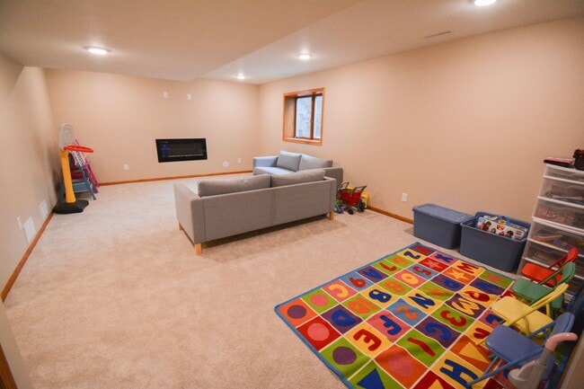 Building Photo - Spacious 4 Bed, 3.5 Bath Home For Rent in ...