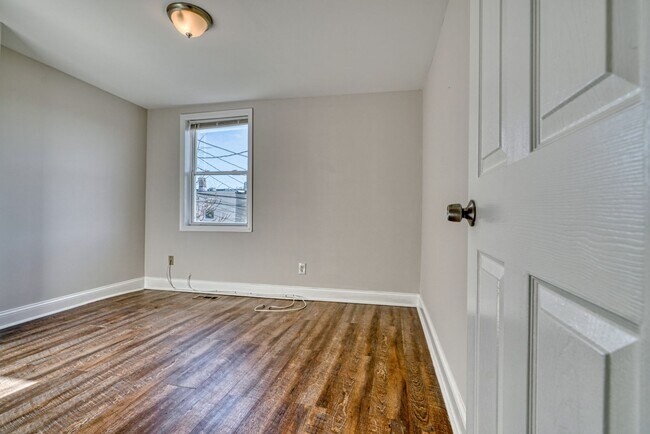 Building Photo - 1343 Sargeant St