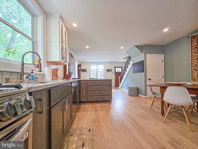 Building Photo - 302 E Custis Ave