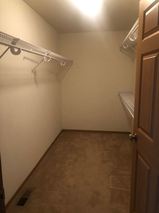 Building Photo - 3 Bedroom / 2 Bathroom Townhouse – Pet Fri...