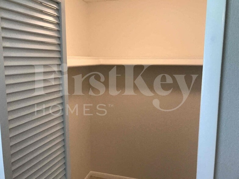 Building Photo - 904 SE 34th Terrace