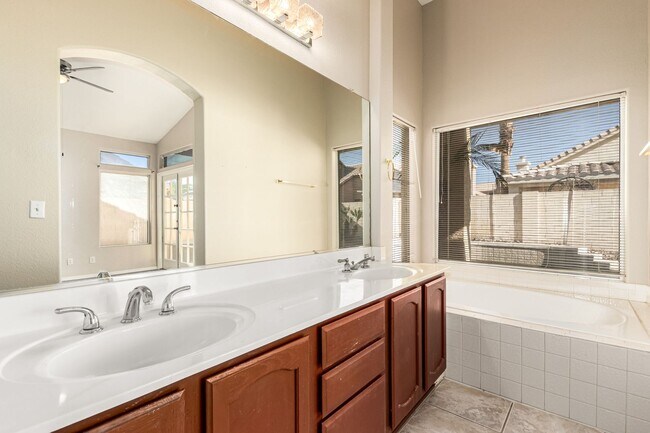 Building Photo - Beautiful 3 bedroom home in Ahwatukee Foothills with sparkling pool!