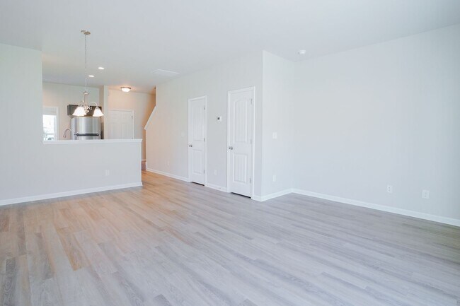 Building Photo - 2 Bedroom, 2.5 Bath Townhome in downtown C...