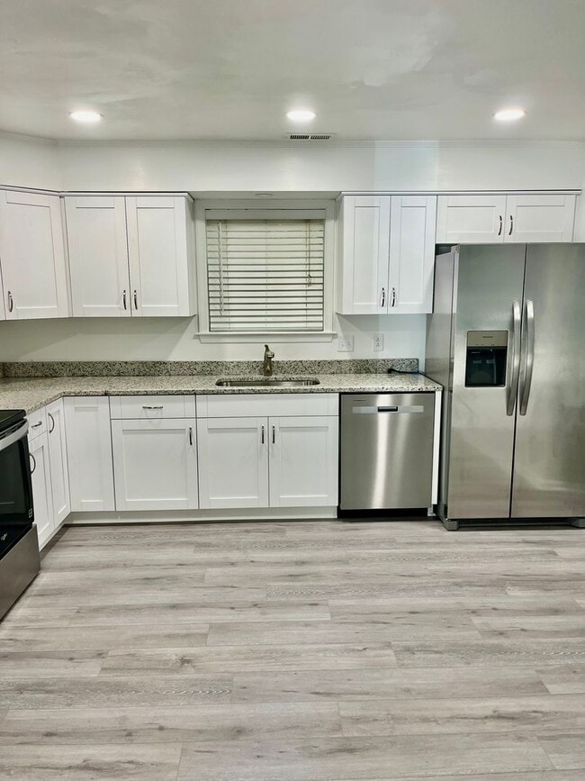 Building Photo - 3BD/2BA Home minutes from Dam Neck/Oceana ...