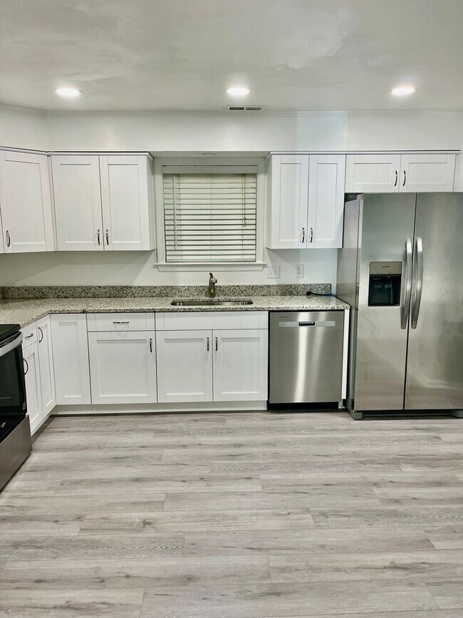 Building Photo - 3BD/2BA Home minutes from Dam Neck/Oceana Bases! Updated Throughout! Attached One Car Garage!