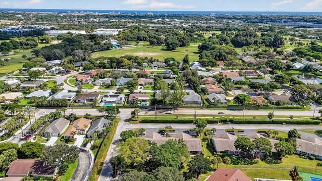 Building Photo - 708 Lago Rd