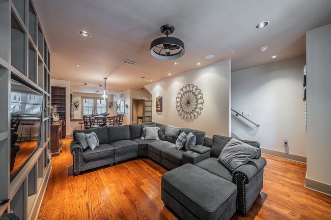 Building Photo - 6350 Oriole Dr