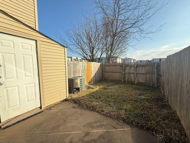 Building Photo - Spacious 2 story townhouse with fenced yard!