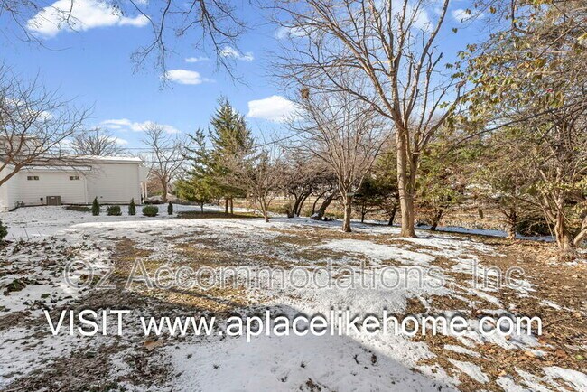 Building Photo - 7404 Village Dr