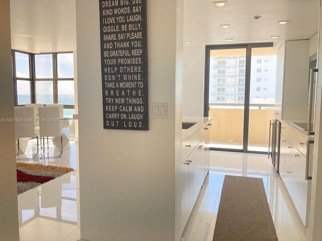 Building Photo - 2555 Collins Ave