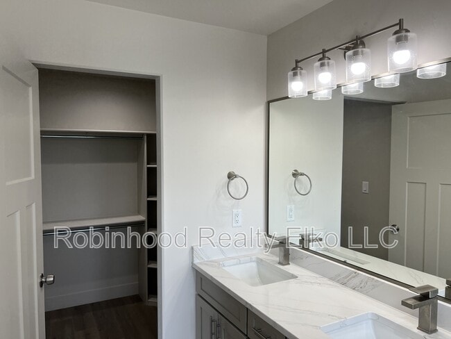 Building Photo - 2433 5th St