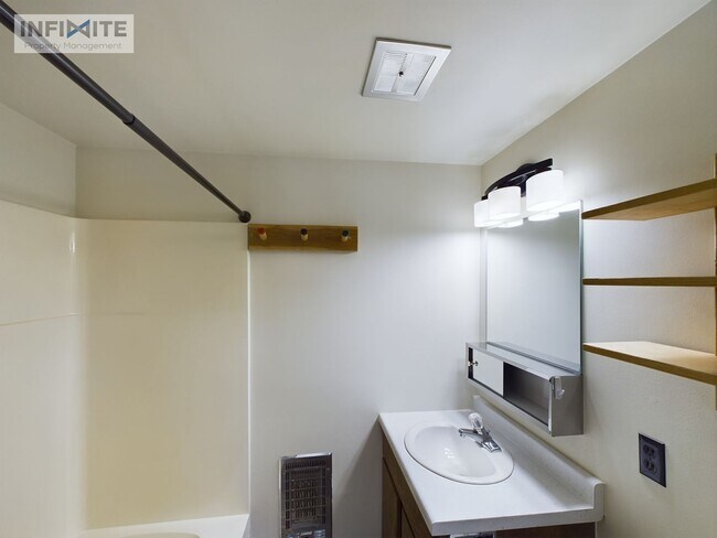Building Photo - Comfortable 2 bedroom and 3 bathroom in Bi...