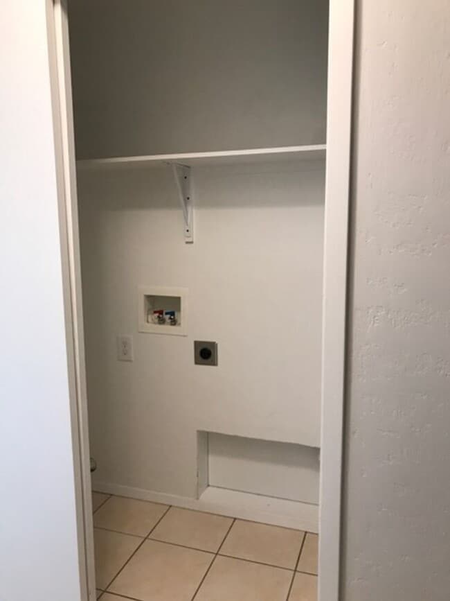 Building Photo - 787 Meadows Dr