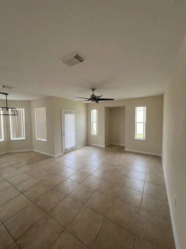 Building Photo - 136 SW Peacock Blvd