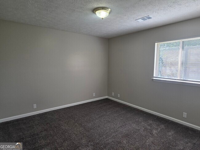 Building Photo - 34 Walnut Way