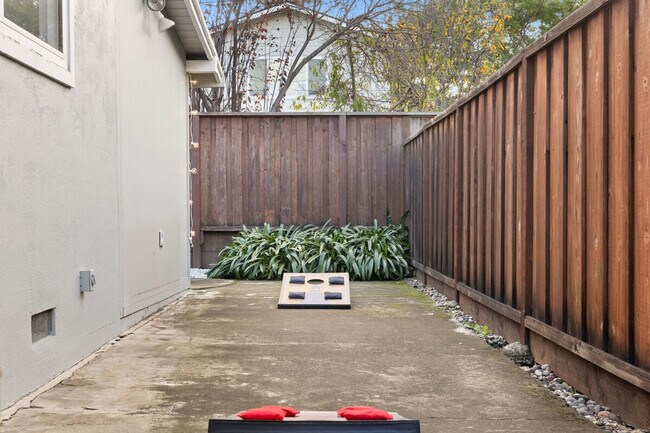 Building Photo - 2380 Aram Ave