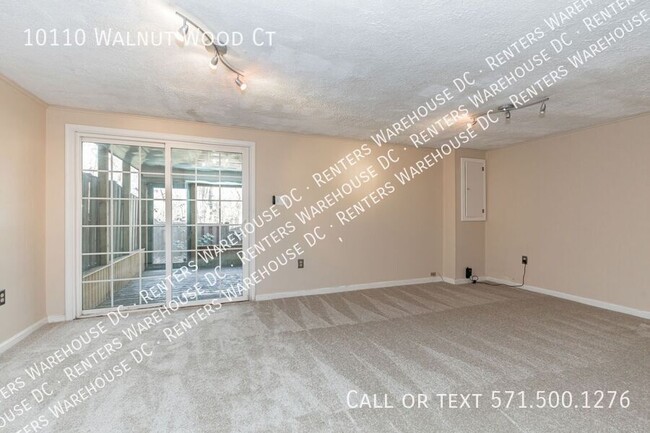 Building Photo - Well maintained 3-level 3Bd/2 full & 2 hal...