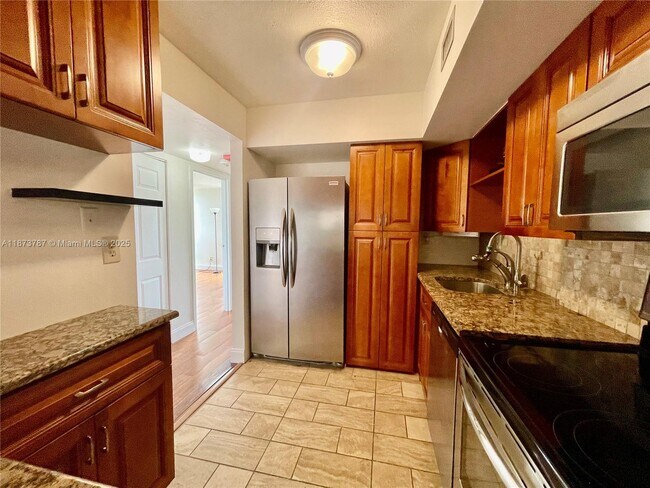 Building Photo - 2715 Tigertail Ave