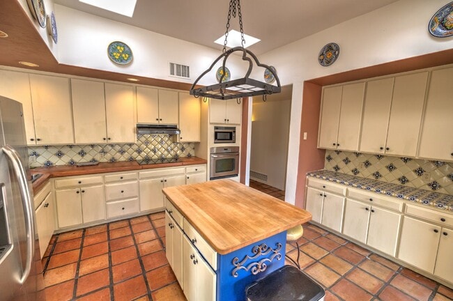 Building Photo - Single Story Foothills Home with Brand New Carpet in all Bedrooms!