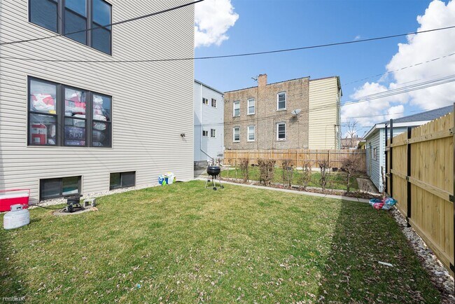 Building Photo - 3223 N Hamlin Ave