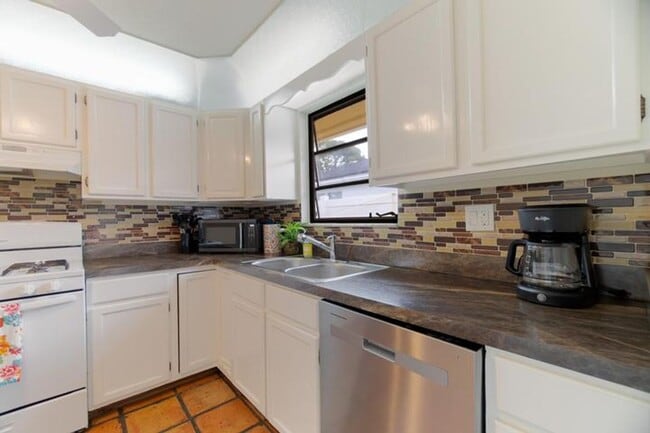 Building Photo - 6130 Francis St