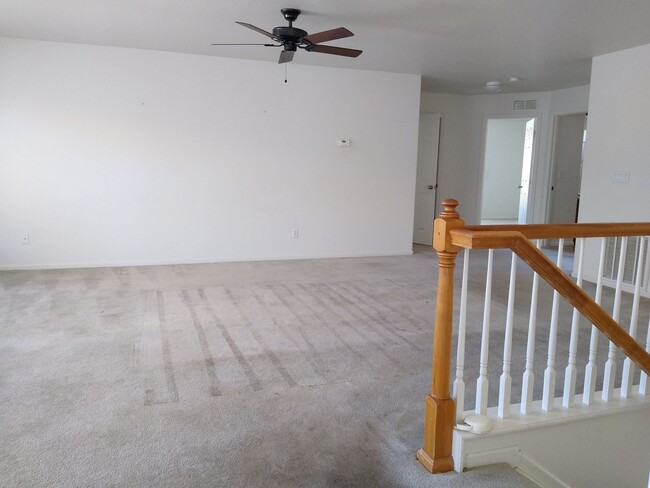 Building Photo - Massive and Expansive 5 Bedroom Green Vall...