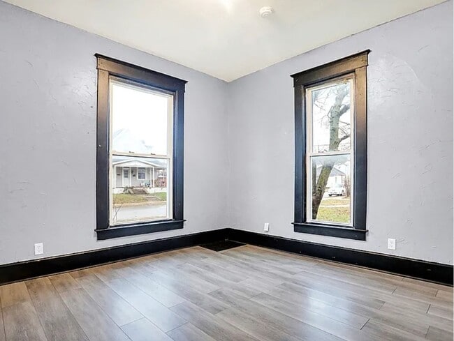 Building Photo - 423 N Webster St