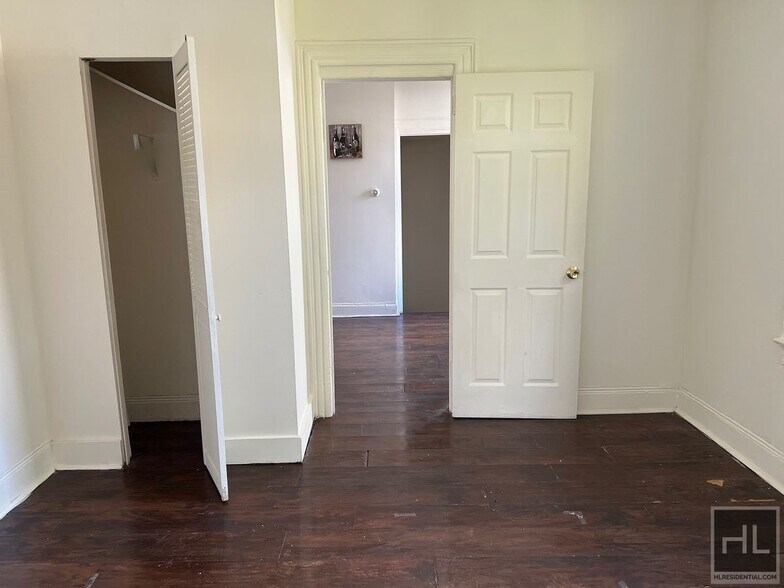 Building Photo - 3BR 1BA Sunny Corner Duplex w/ backyard